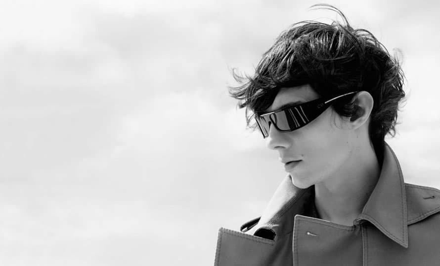 广告 2007 夏季广告大片宣传图，极简主义视觉设计