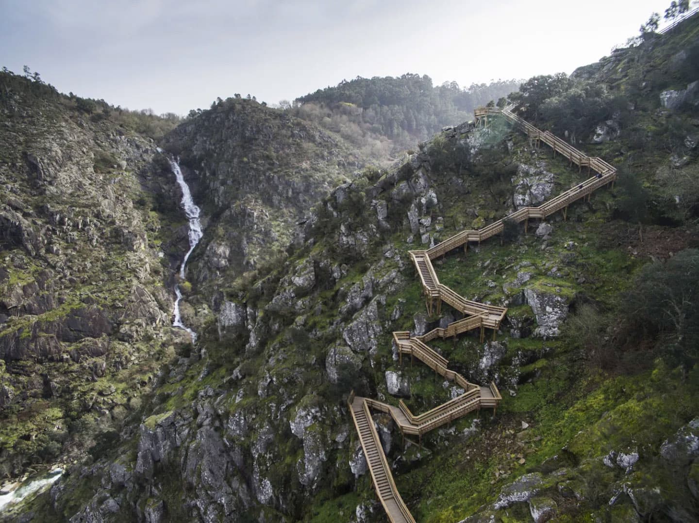 Paiva Walkways 沿峭壁搭建的 8 公里天​​堂步道 | YF时尚解析