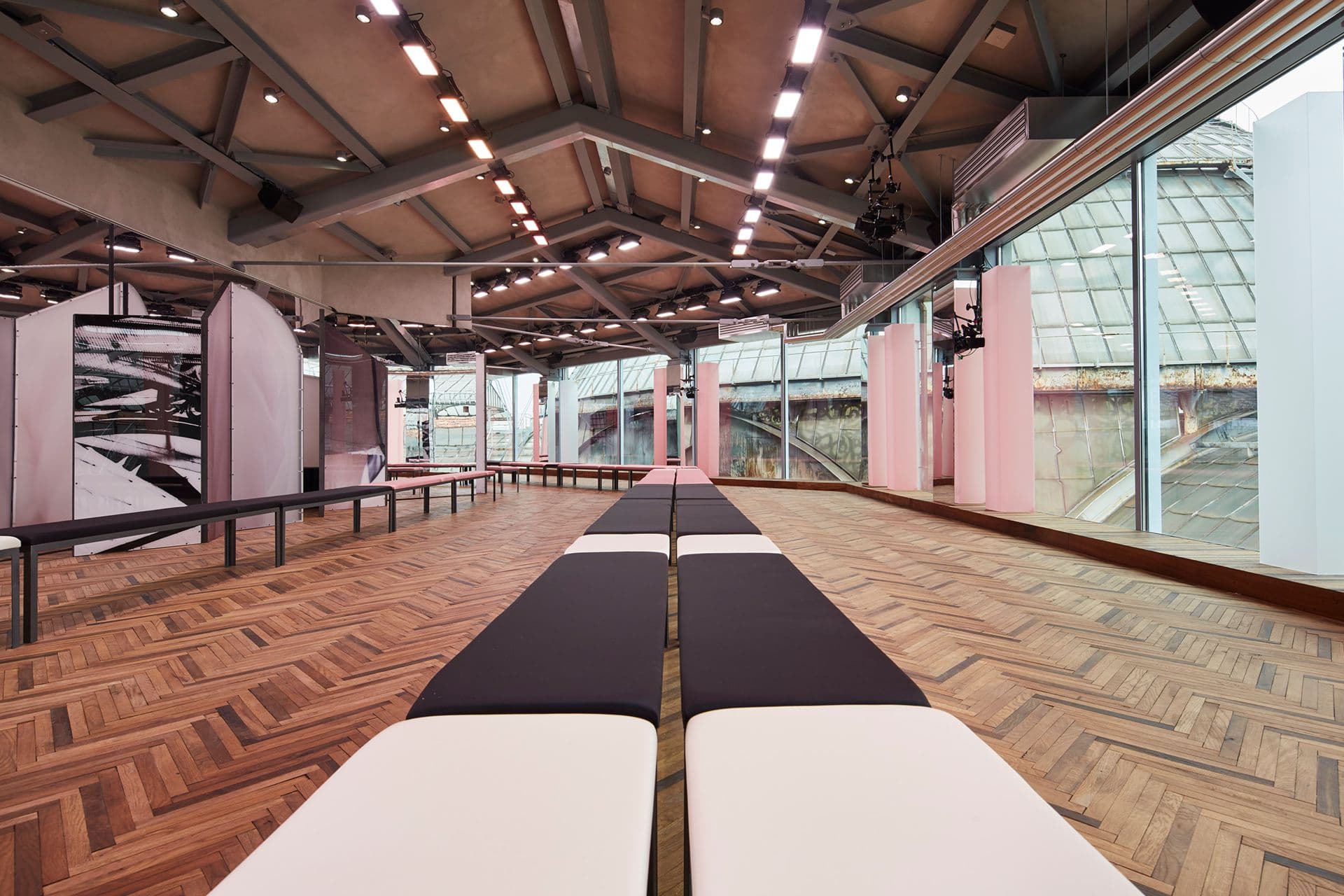 举办 Prada 2018 早春度假系列女装秀的新展馆