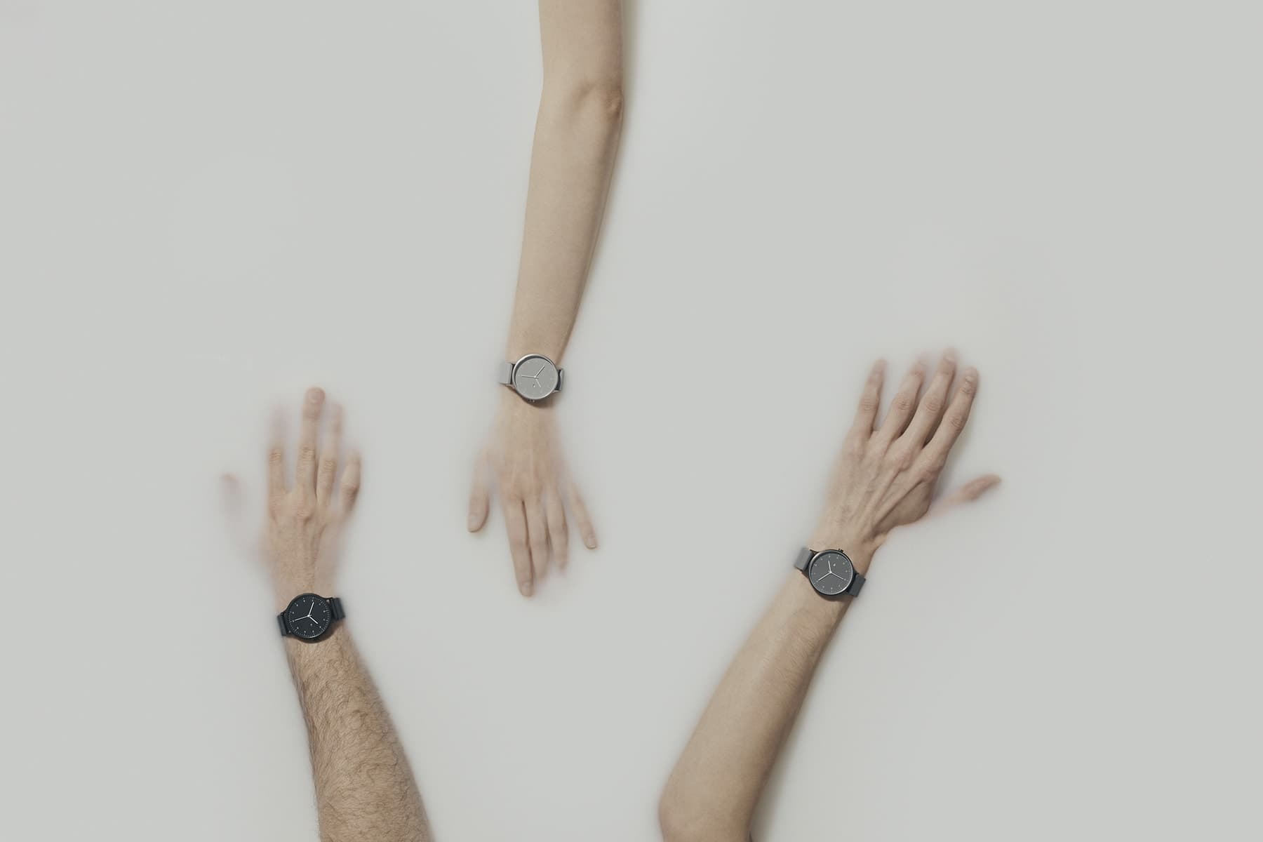 以印刷色 CMYK 中的 K 为灵感的手表