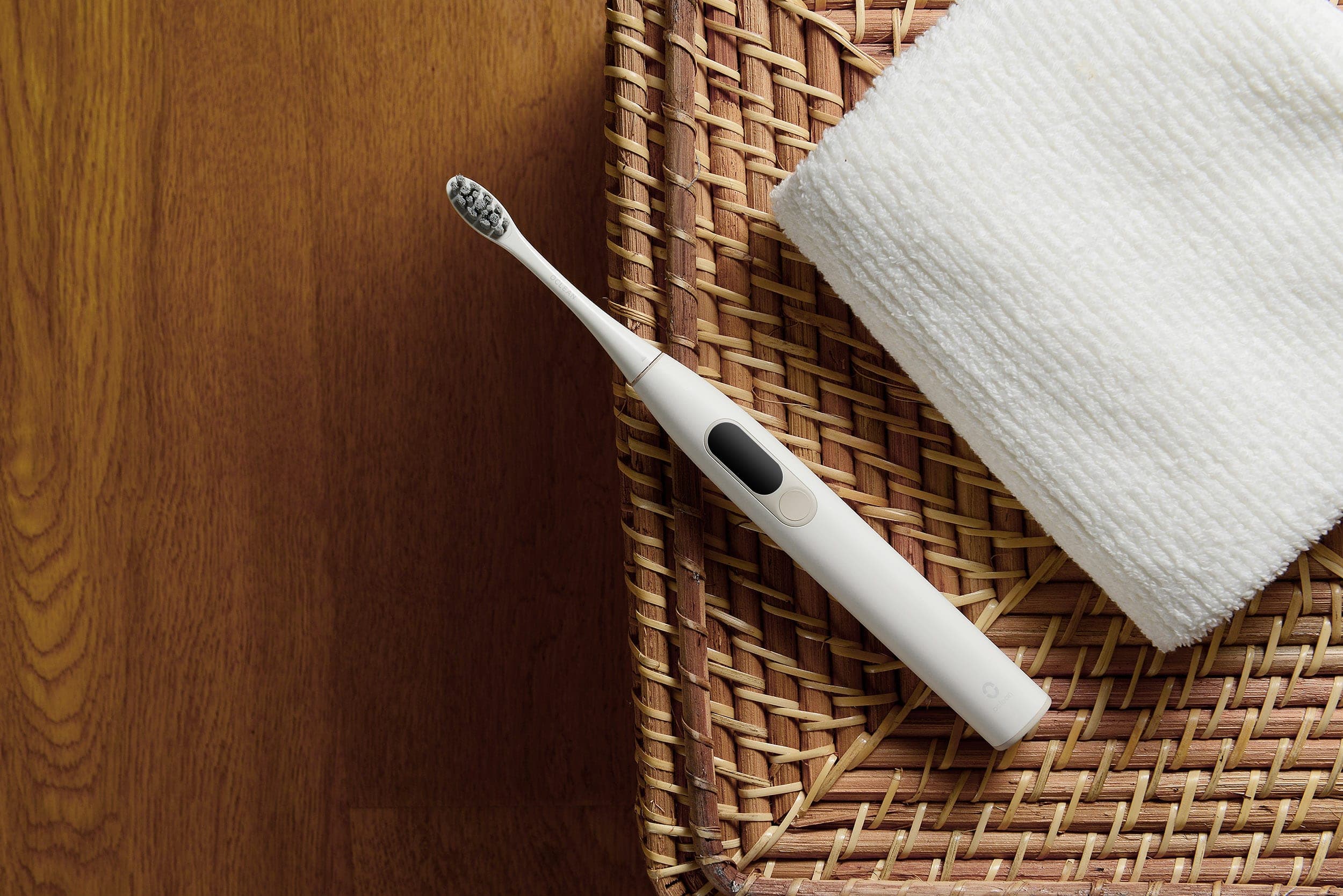 集性能和颜值于一身的 Oclean X 智能触屏电动牙刷