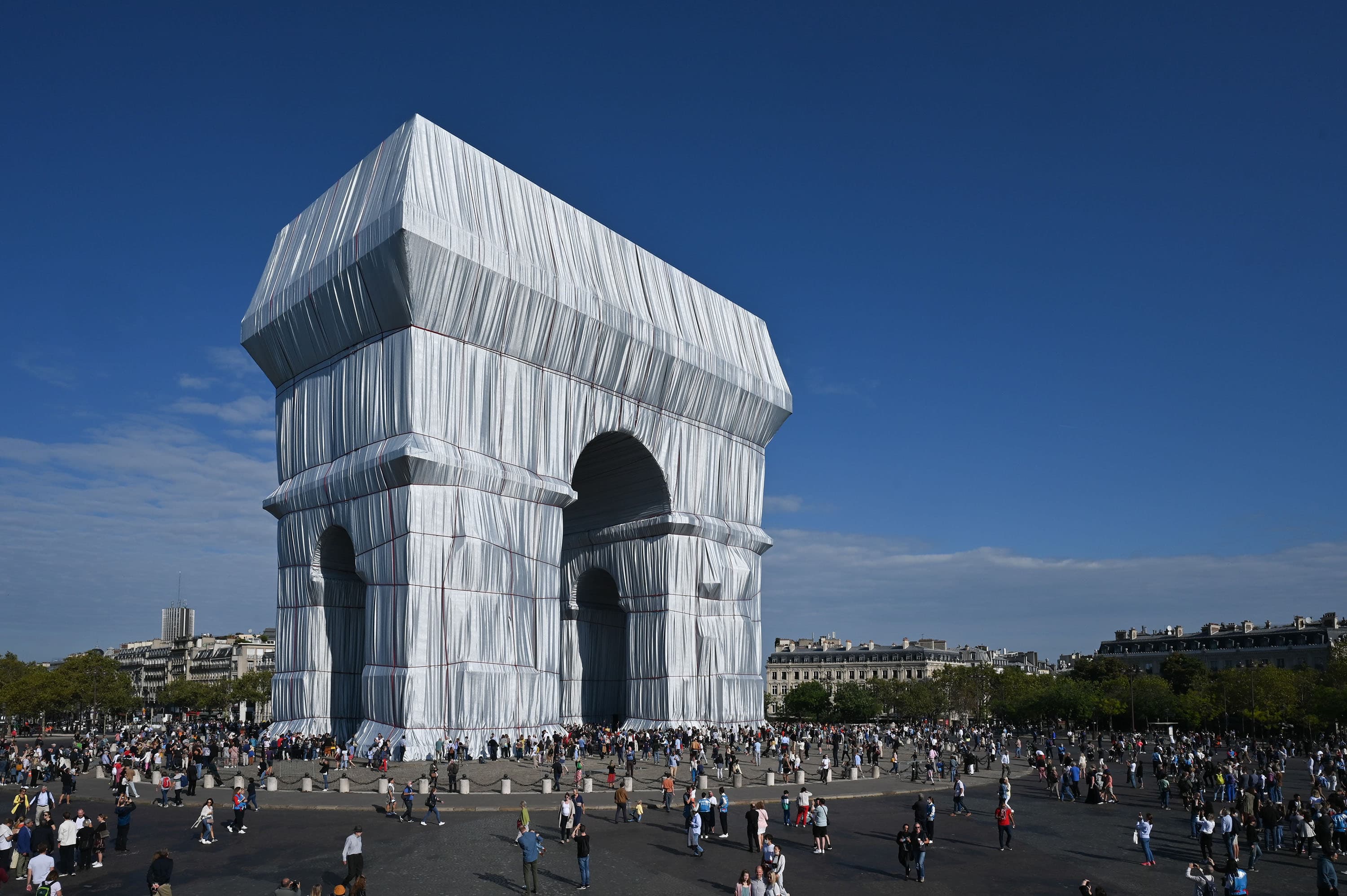 包裹巴黎地标凯旋门变成艺术品