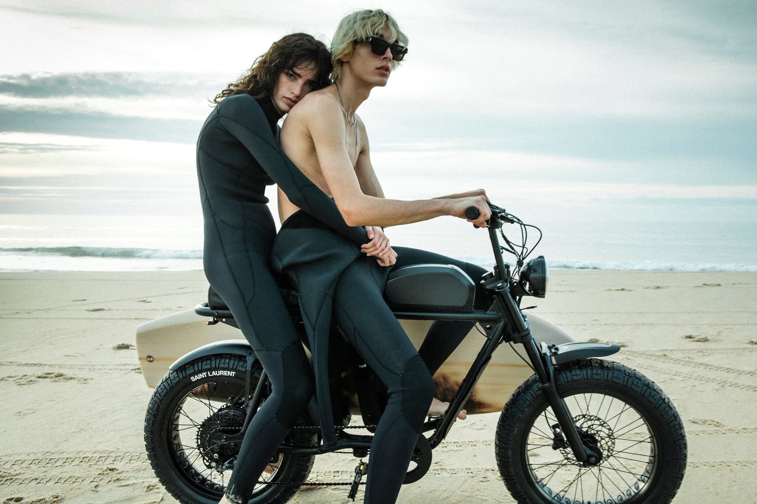 SAINT LAURENT 推出超酷电动自行车