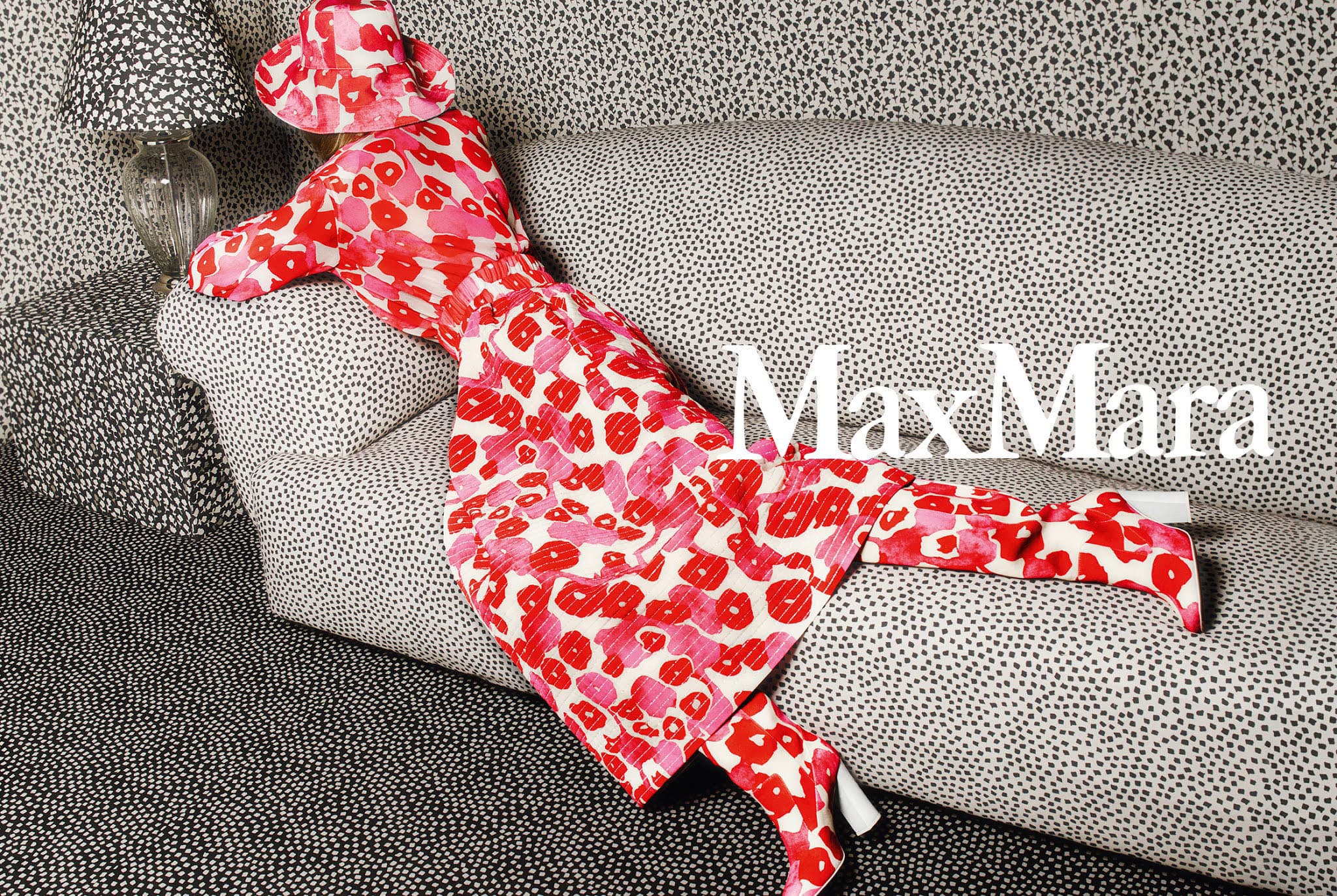 Carolyn Murphy 2014 夏季广告大片宣传图,极简主义视觉设计