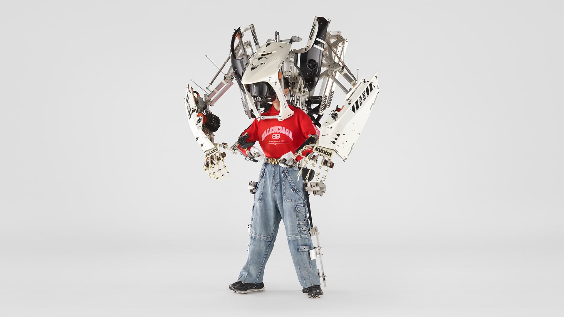 Balenciaga 春季2022系列与日本艺术家Ikeuchi Hiroto 合作,展示元宇宙概念服装