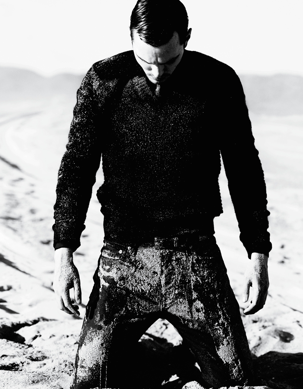 nicholas-hoult-by-mario-testino-for-v-magazine-man-spring-summer-2014-6