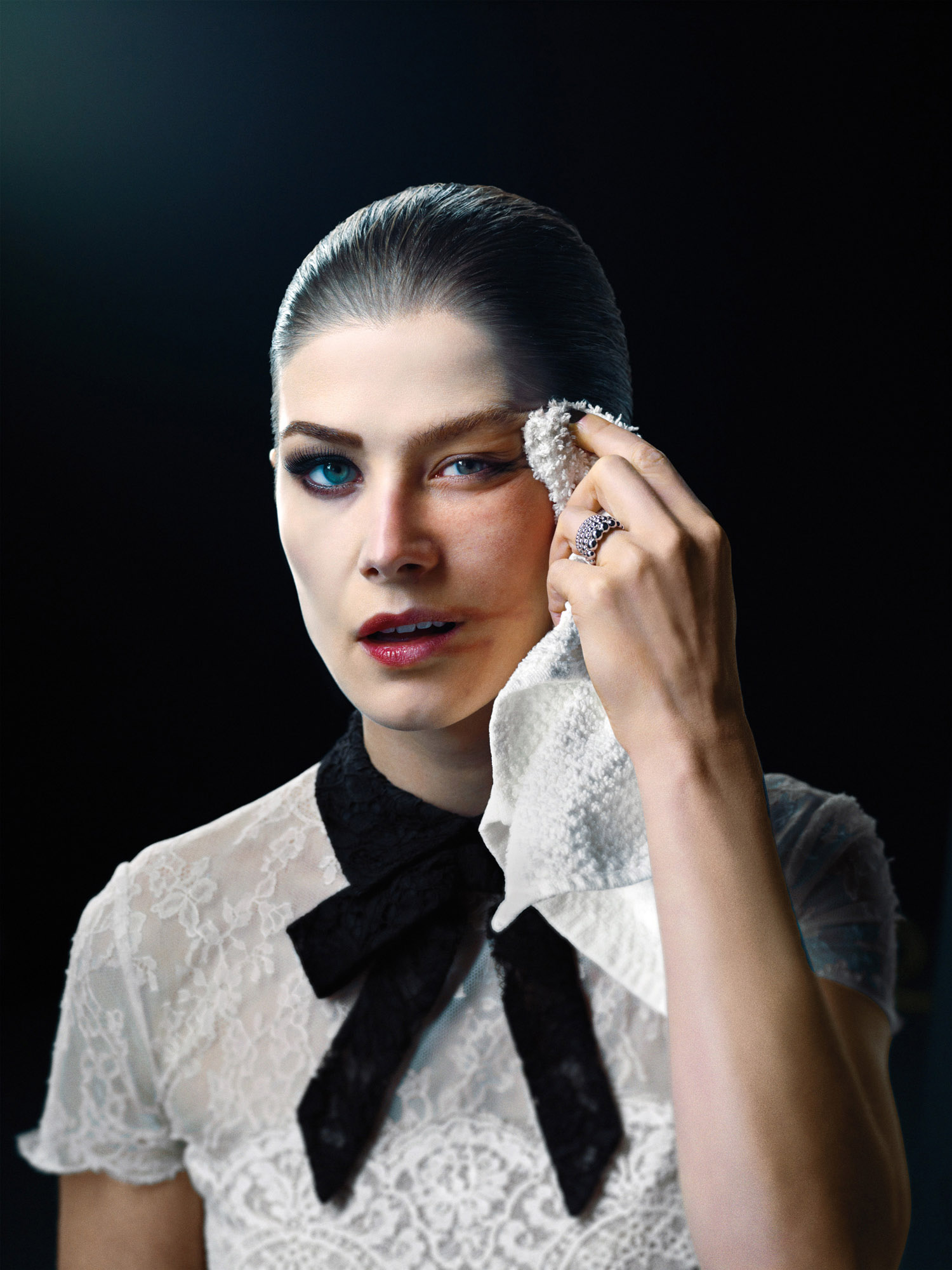 rosamund-pike-by-david-fincher-for-w-magazine-may-2014-5