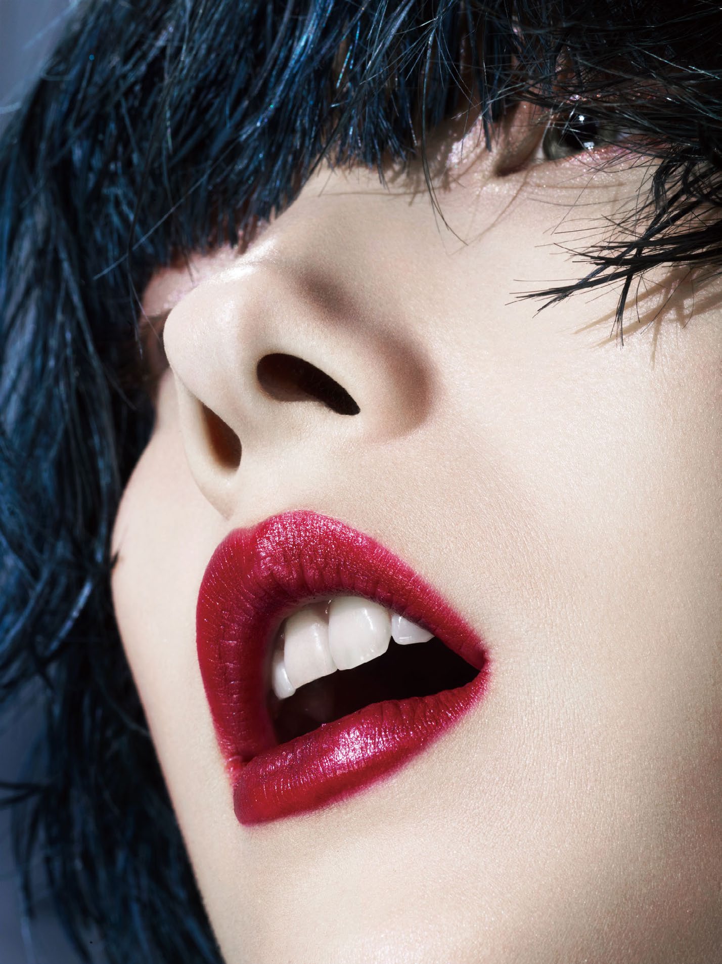 yumi-lambert-by-kenneth-willardt-for-vogue-china-june-2014-6