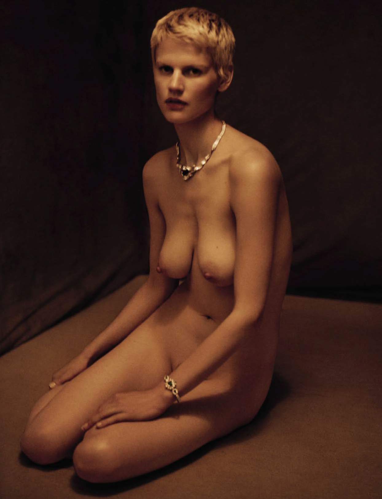 saskia-de-brauw-by-paolo-roversi-for-vogue-italia-september-2015-6