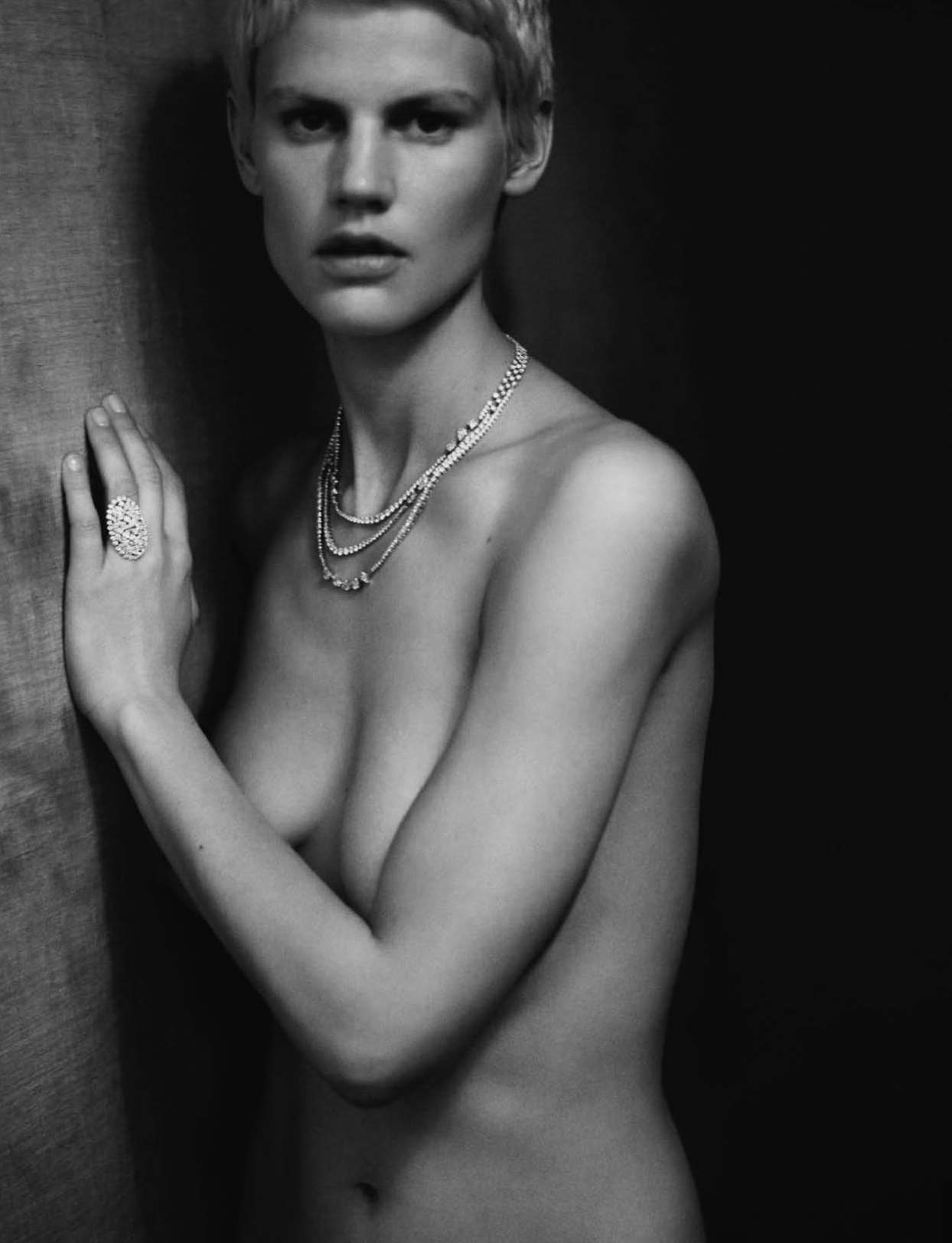 saskia-de-brauw-by-paolo-roversi-for-vogue-italia-september-2015-9